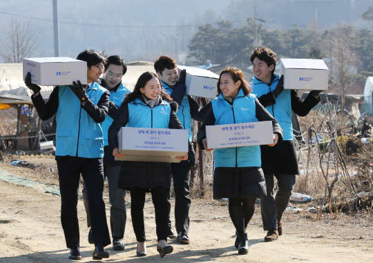 현대제철은 지난 2일 직원들이 설을 앞두고 이웃들에게 설 선물을 전달했다고 밝혔다.<현대제철 제공>